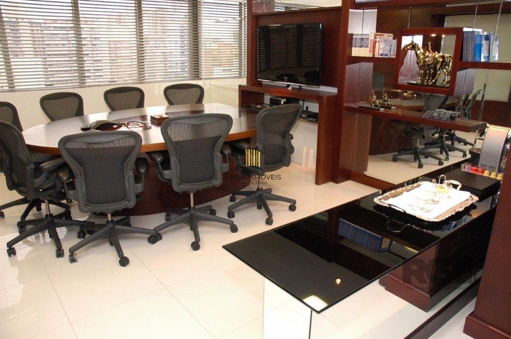 Conjunto comercial desocupado no Edel Trade Center