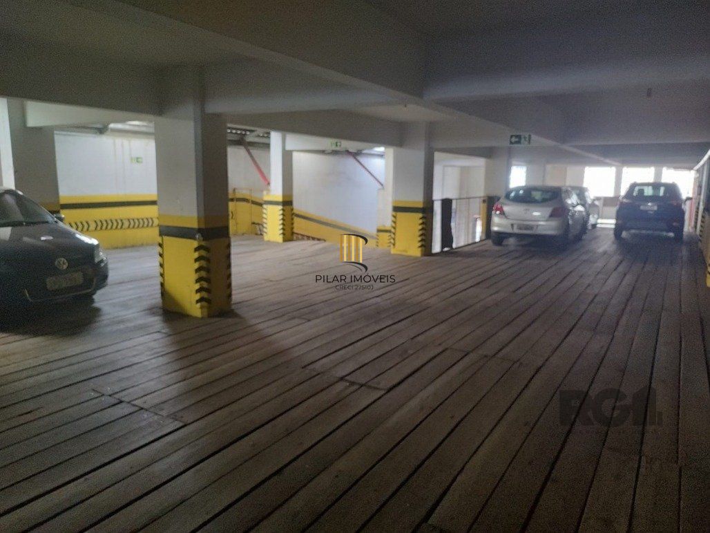 Vende pavilão, garagem de estacionamento para 100 carros, 2.400m² com salas para escritórios e depósito no centro de Porto Alegre