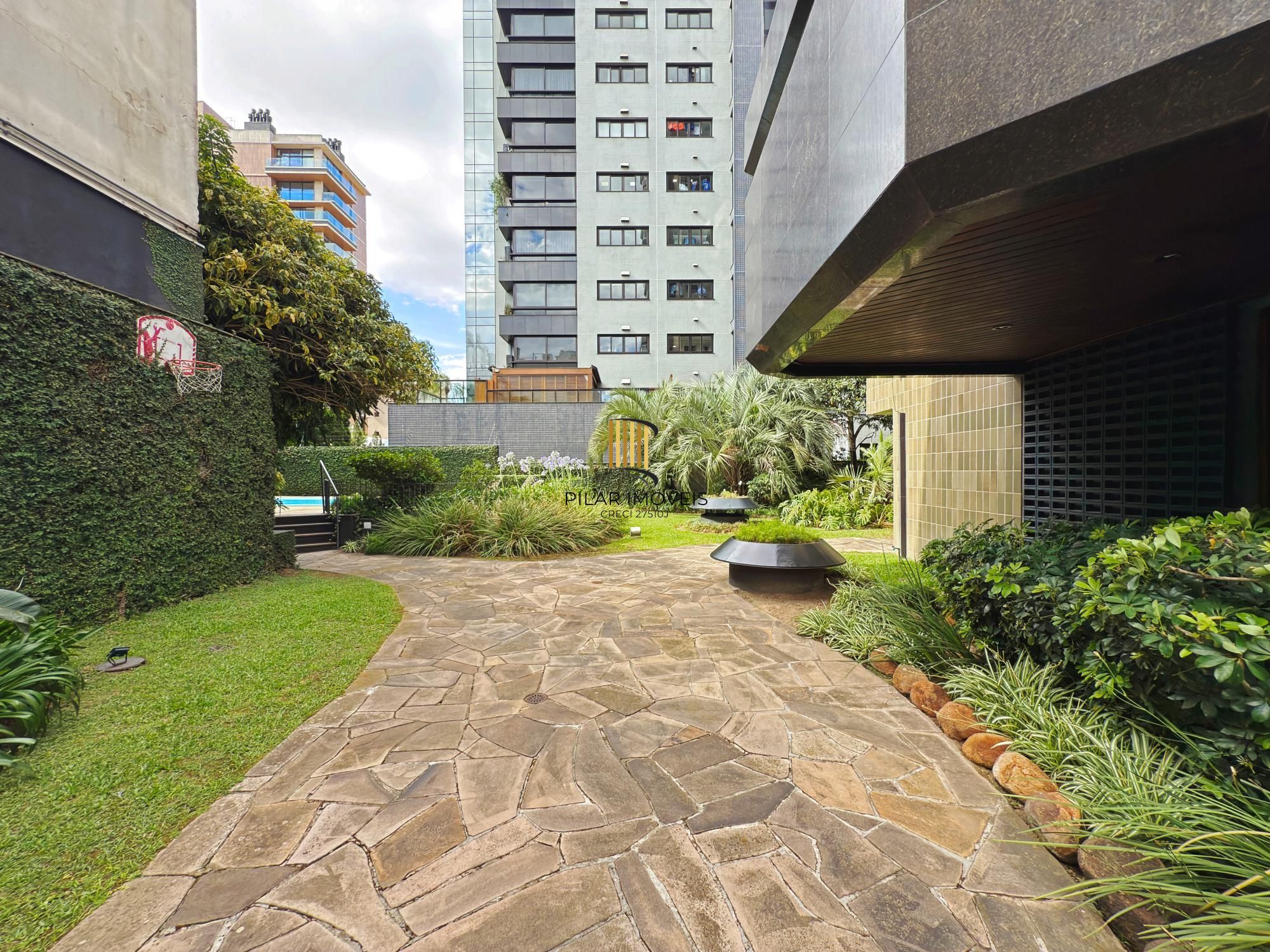 Apartamento com Lareira | Churrasqueira | 3 Suítes | Bairro Petrópolis