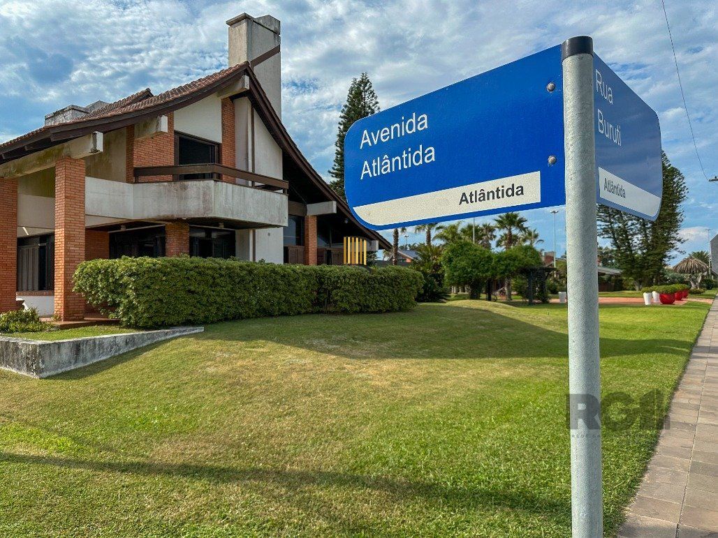 Icônica Casa para comprar  a poucos metros do mar em Atlântida