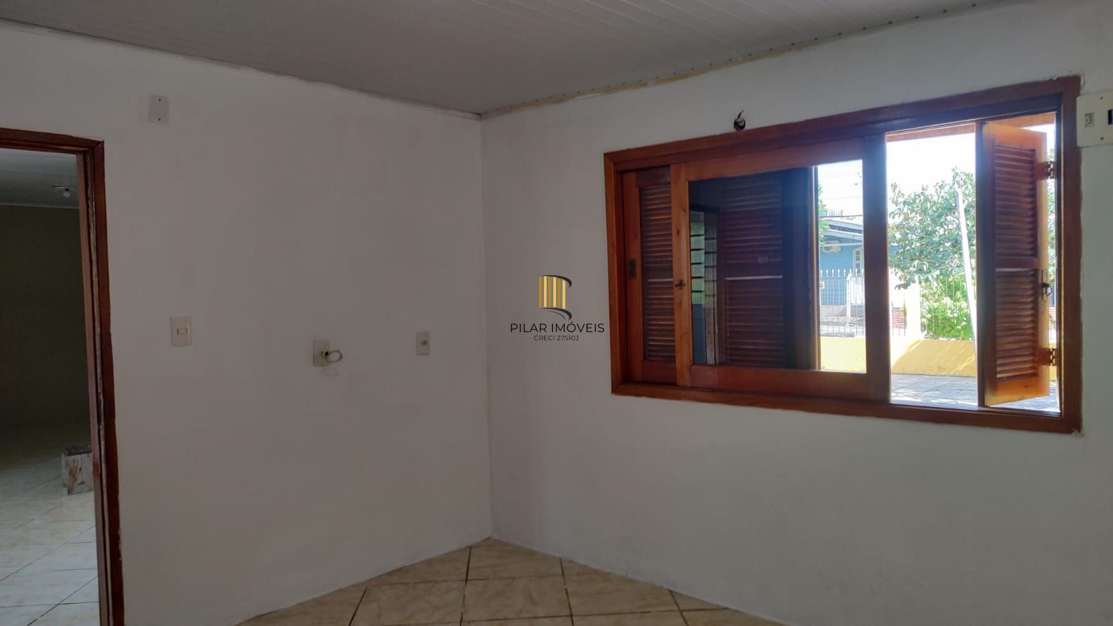Vende casa com 84m² ,  2 dormitórios, terreno com 300m²