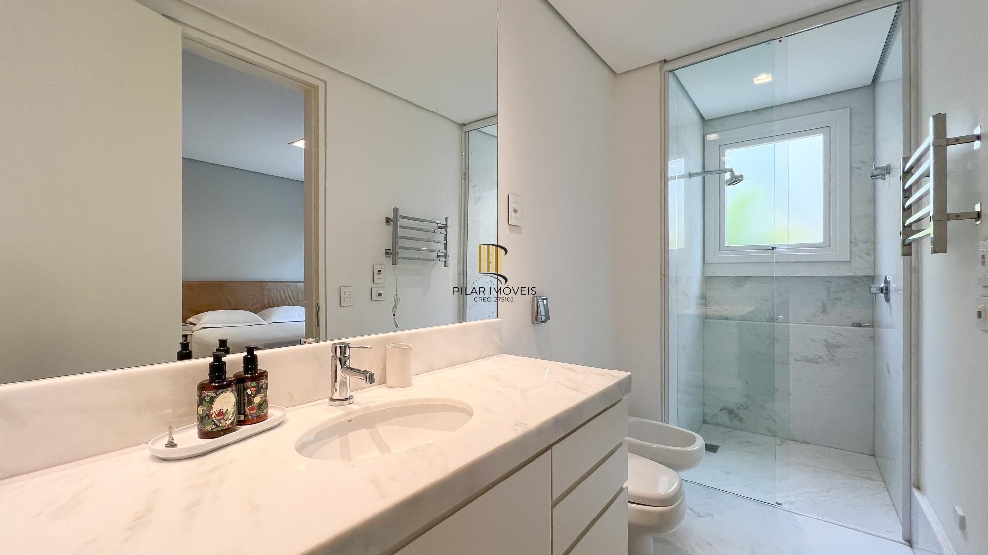 Mansão Suspensa Mobiliada no Las Piedras com piscina e vista para a mata nativa