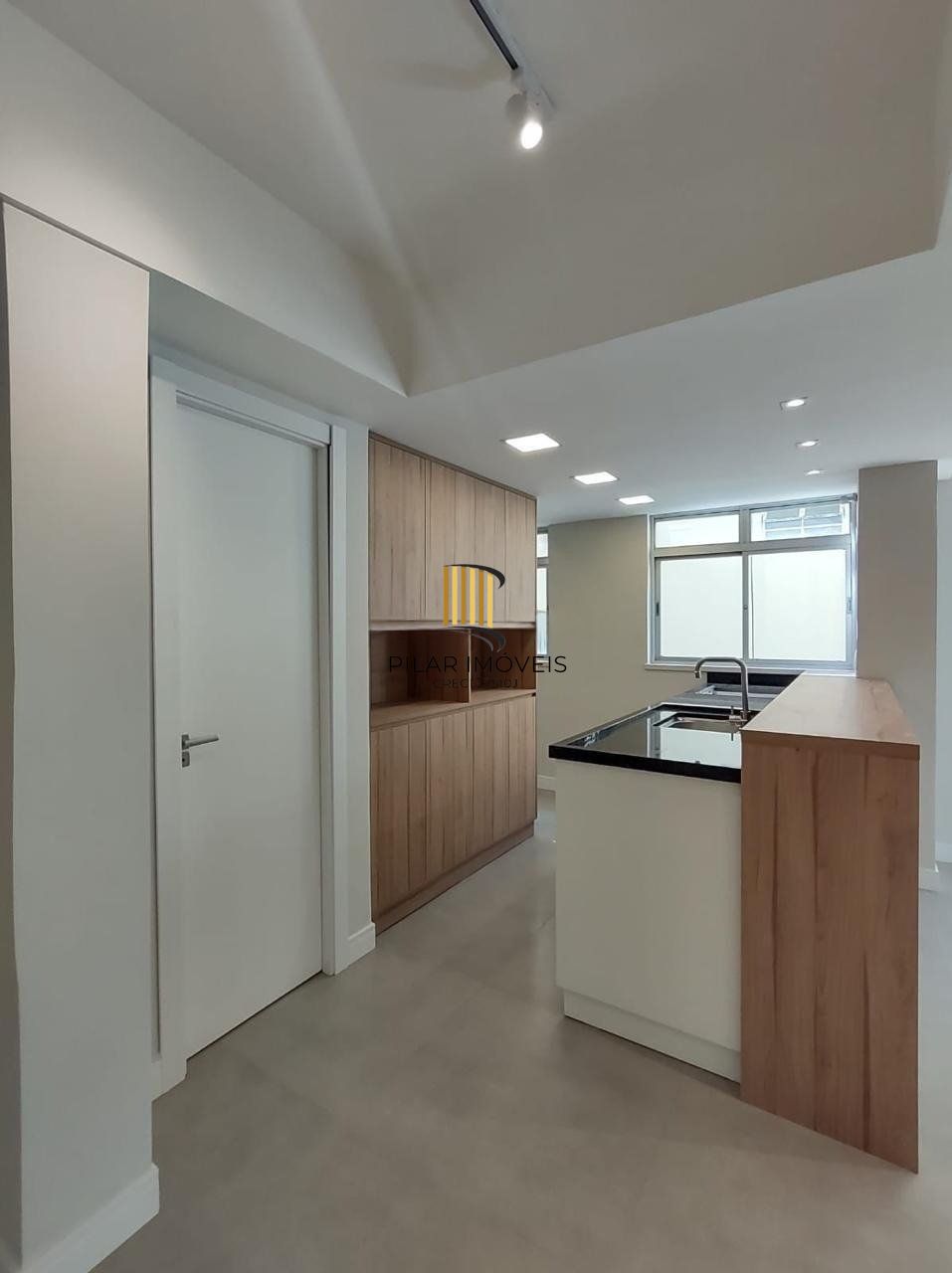 Apartamento semimobiliado à venda no bairro Petrópolis