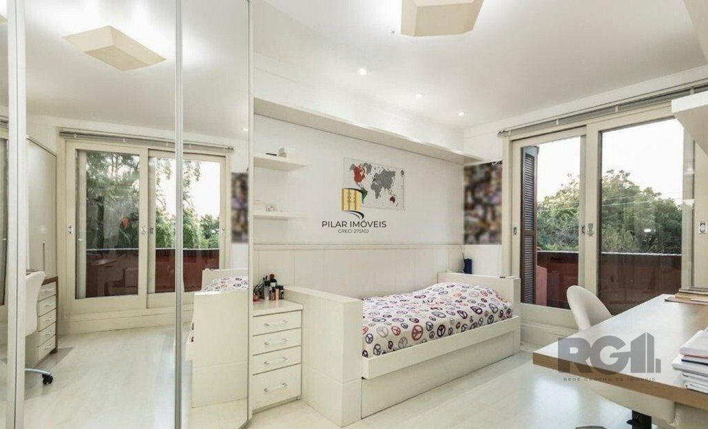 Casa em condomínio à venda no Bairro Três Figueiras.
