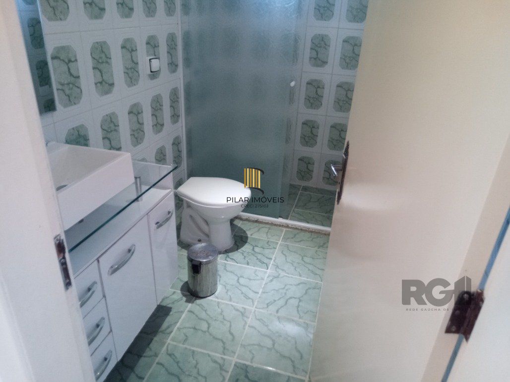 Vende prédio com 3 apartamentos, 9 dormitórios, 3 suíte, 3 salas amplas com churrasqueira, box 6 vaga coberta, 479 m² por R$ 1.200,000,00- São João - Porto Alegre/RS