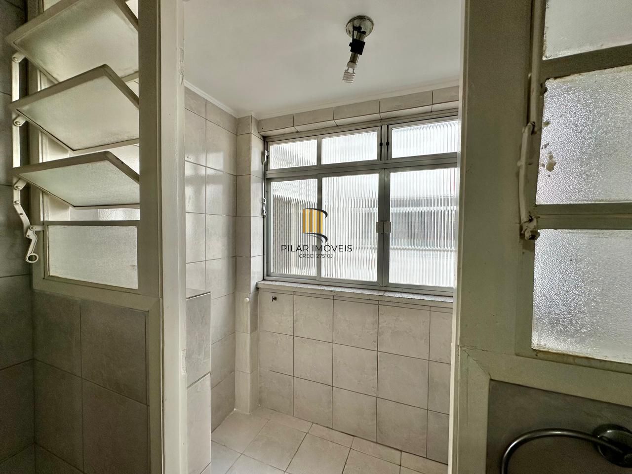 Excelente apartamento à venda no bairro Passo d' Areia com 2 dormitórios.