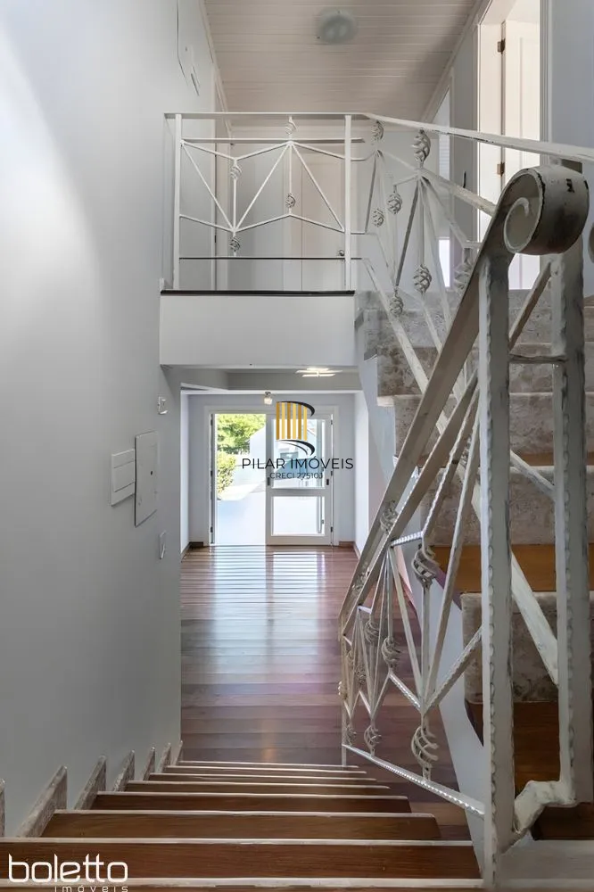 Casa Reformada com Piscina, 370m², 2 Suítes com Closet no Três Figueiras – POA