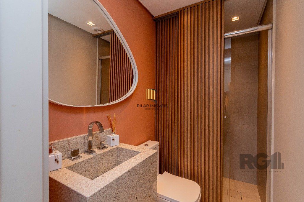 Apartamento á venda, 2 dormitórios, 2 vagas, no bairro Rio Branco, próximo à Redenção.