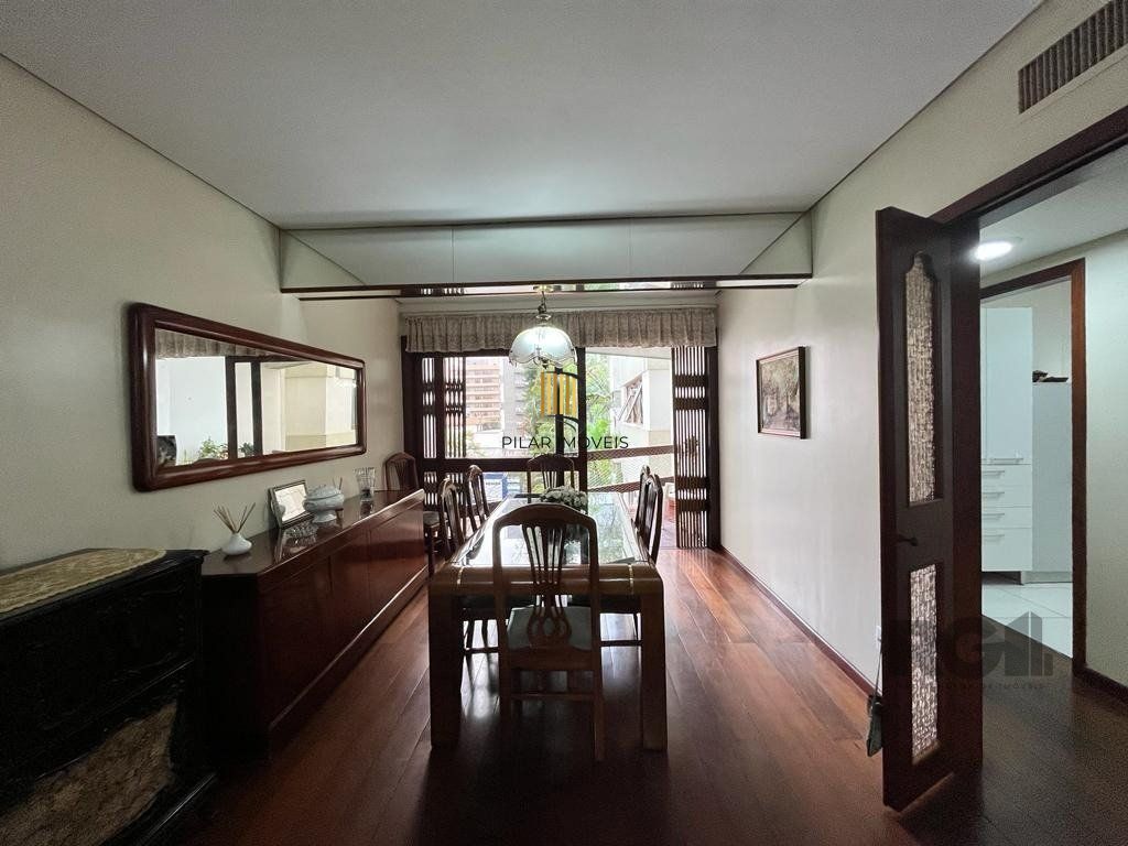 Cobertura para Comprar  com três dormitórios e uma suíte, duas vagas no bairro Petrópolis.