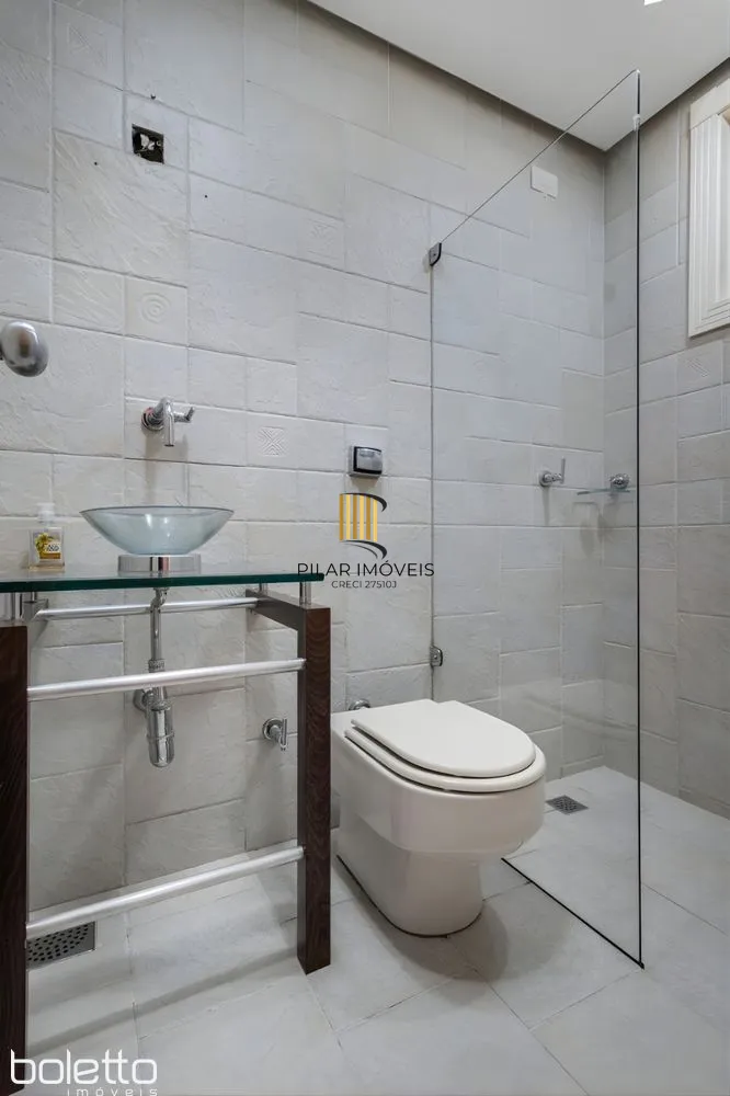 Casa Reformada com Piscina, 370m², 2 Suítes com Closet no Três Figueiras – POA