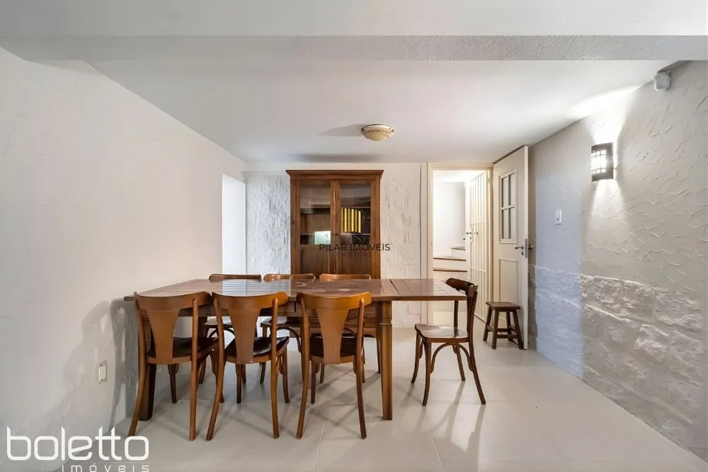 Casa Reformada com Piscina, 370m², 2 Suítes com Closet no Três Figueiras – POA