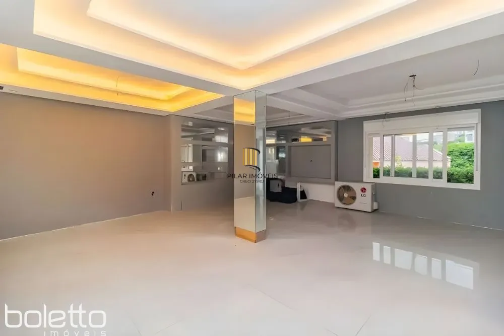 Casa Reformada com Piscina, 370m², 2 Suítes com Closet no Três Figueiras – POA