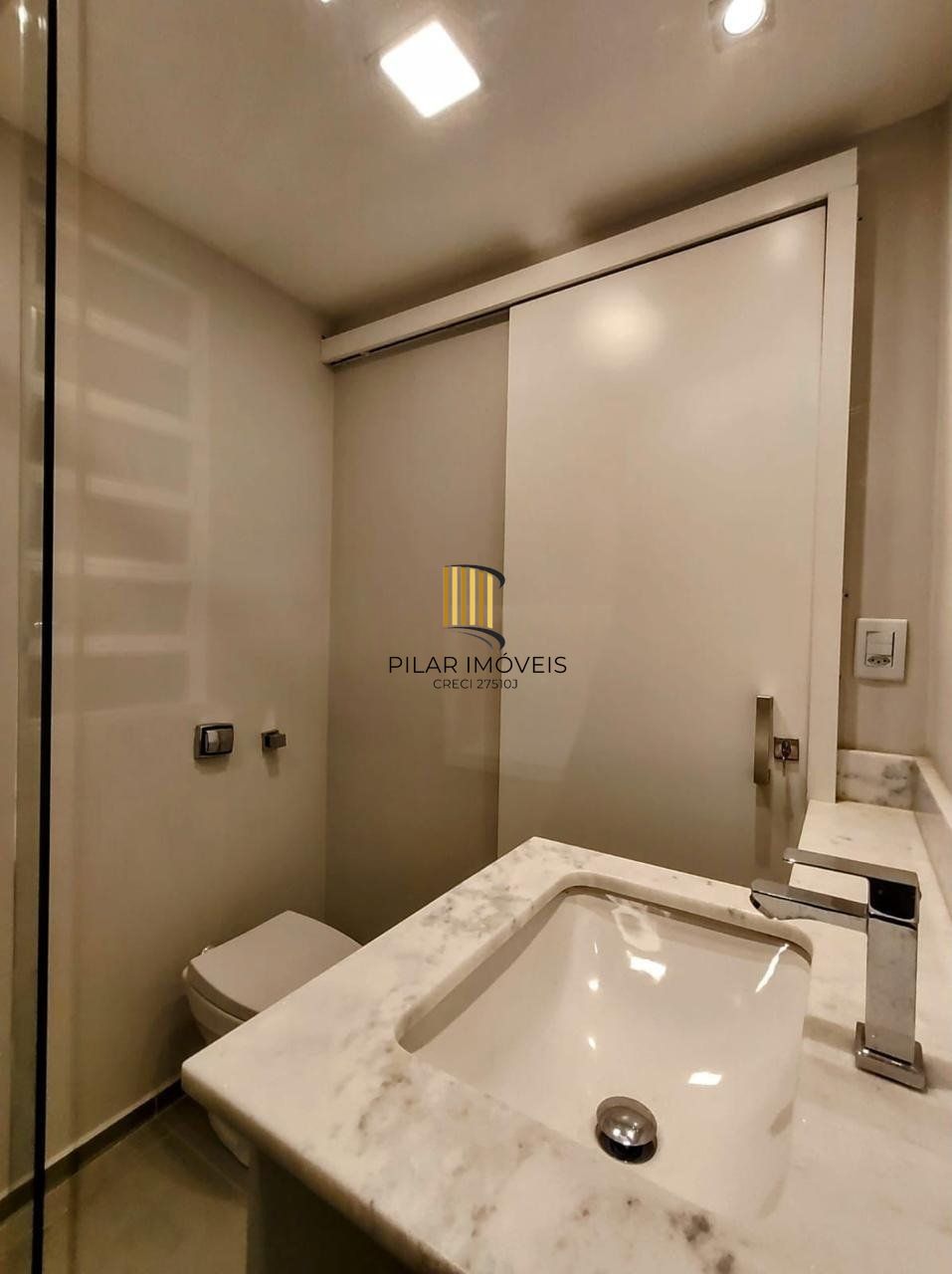 Apartamento semimobiliado à venda no bairro Petrópolis