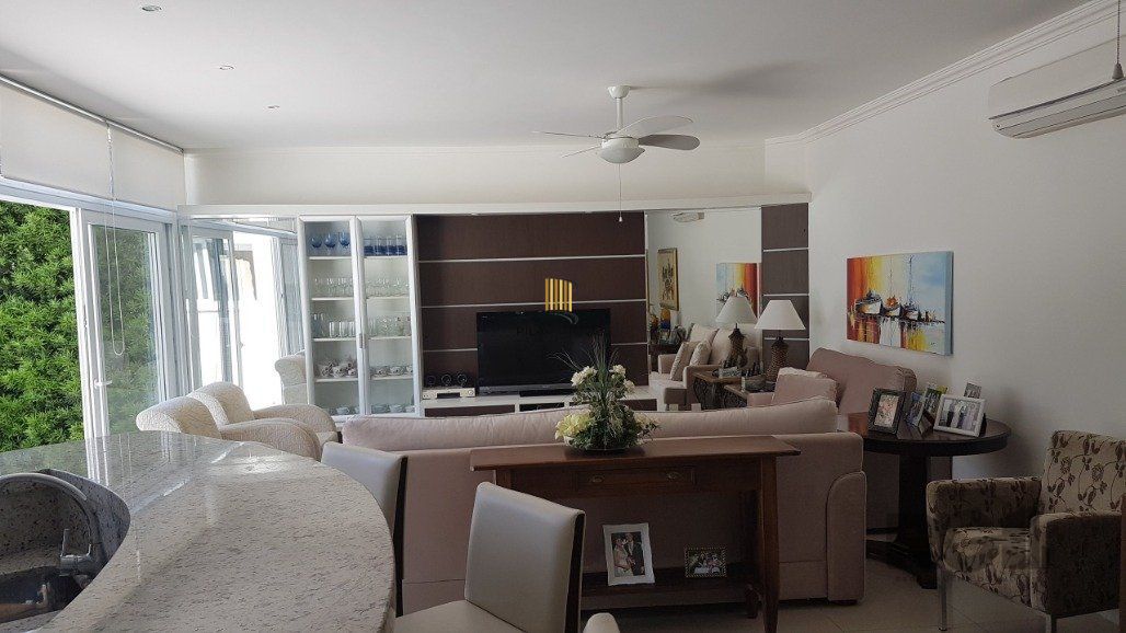 Casa para Comprar  no Condado de Capão com 5 suítes.