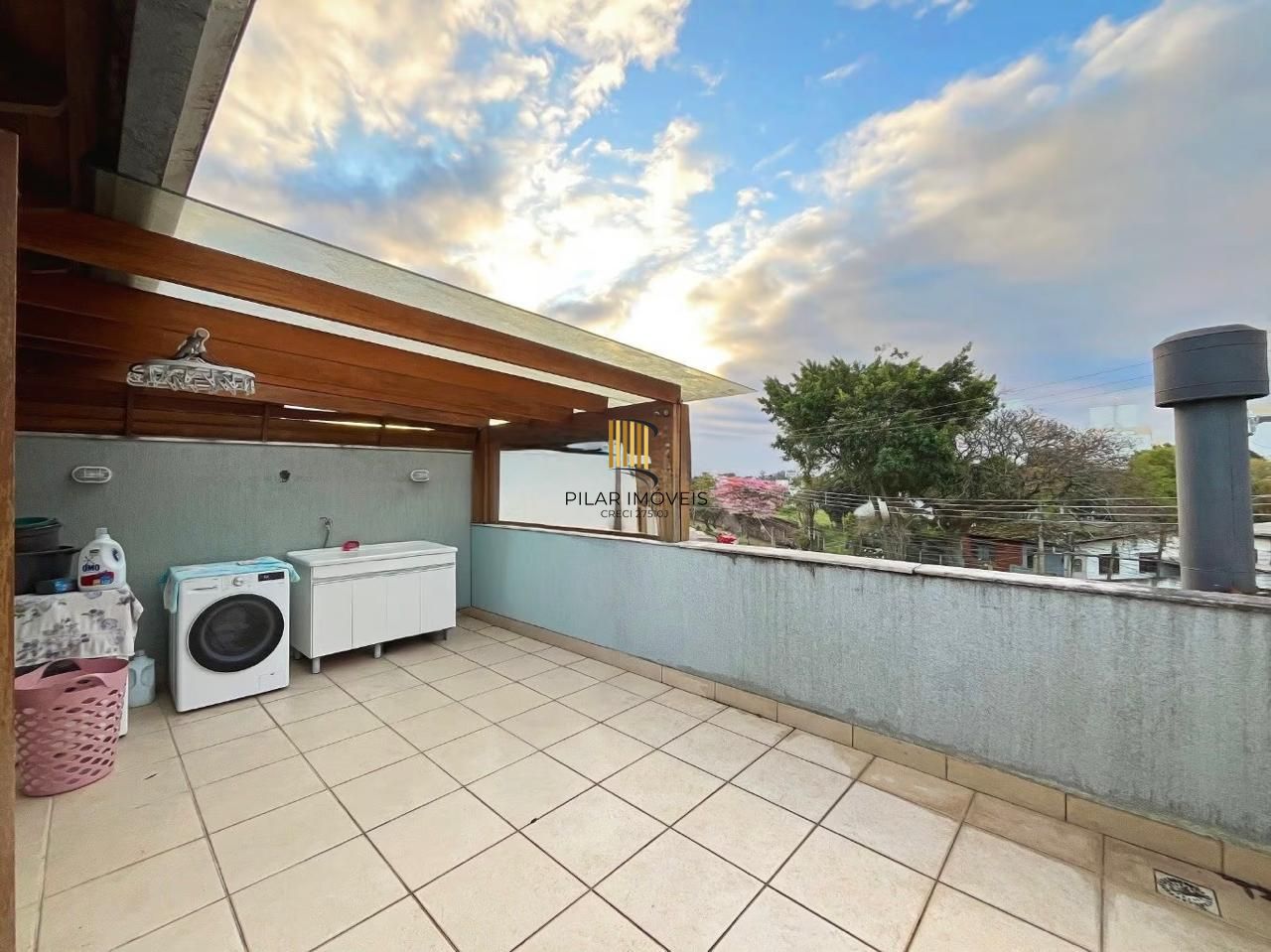 Excelente casa a venda com 3 dormitórios no bairro Tristeza em Porto Alegre.