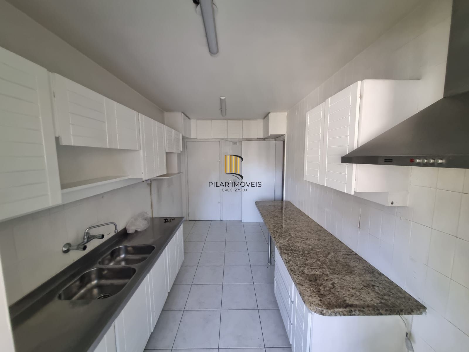 Apto de 3 dormitórios no Mont Serrat com linda vista da cidade e 1 vaga de garagem