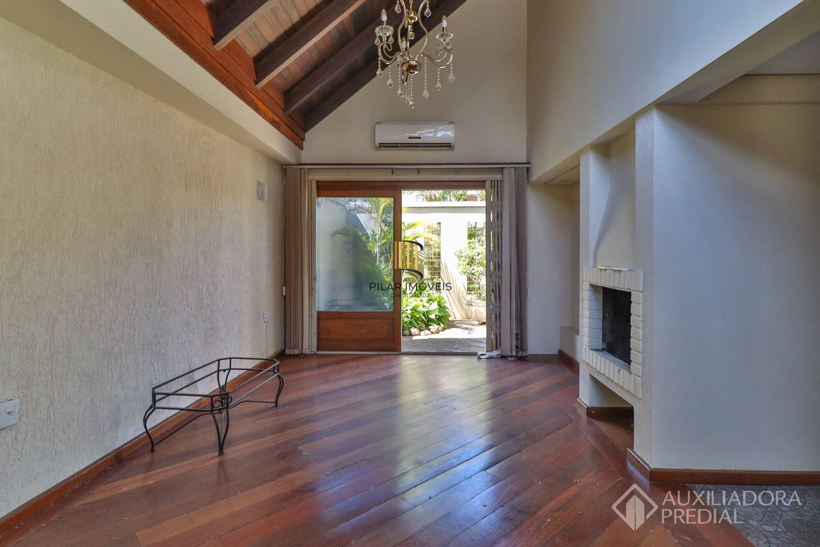 Excelente casa com 5 dormitórios no bairro Cristal