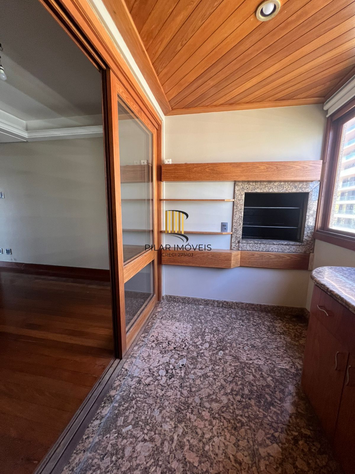 Alto Padrão no Bela Vista: 4 Dorms, Vista Rio, Lareira e 3 Vagas no Ed. Vercelli