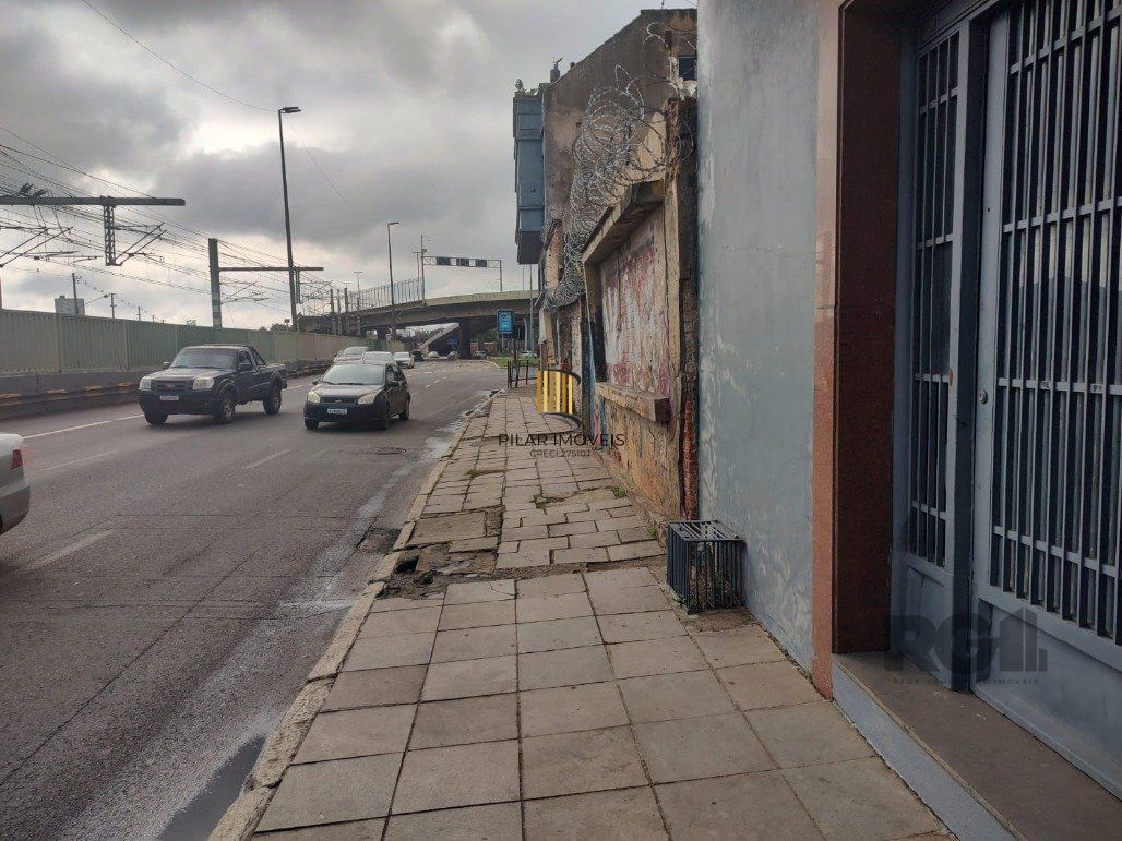 Vende pavilão, garagem de estacionamento para 100 carros, 2.400m² com salas para escritórios e depósito no centro de Porto Alegre