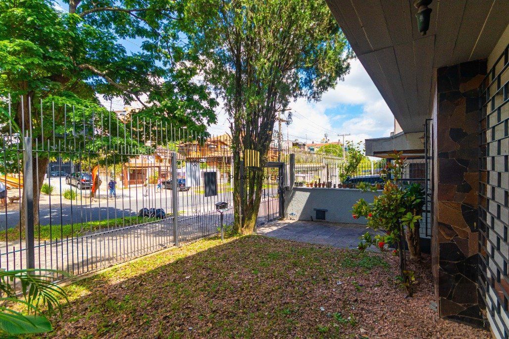 Casa/sobrado para Comprar com 4 dormitórios no bairro  Chácara das Pedras.
