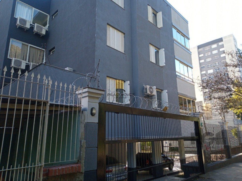 Vende prédio com 3 apartamentos, 9 dormitórios, 3 suíte, 3 salas amplas com churrasqueira, box 6 vaga coberta, 479 m² por R$ 1.200,000,00- São João - Porto Alegre/RS