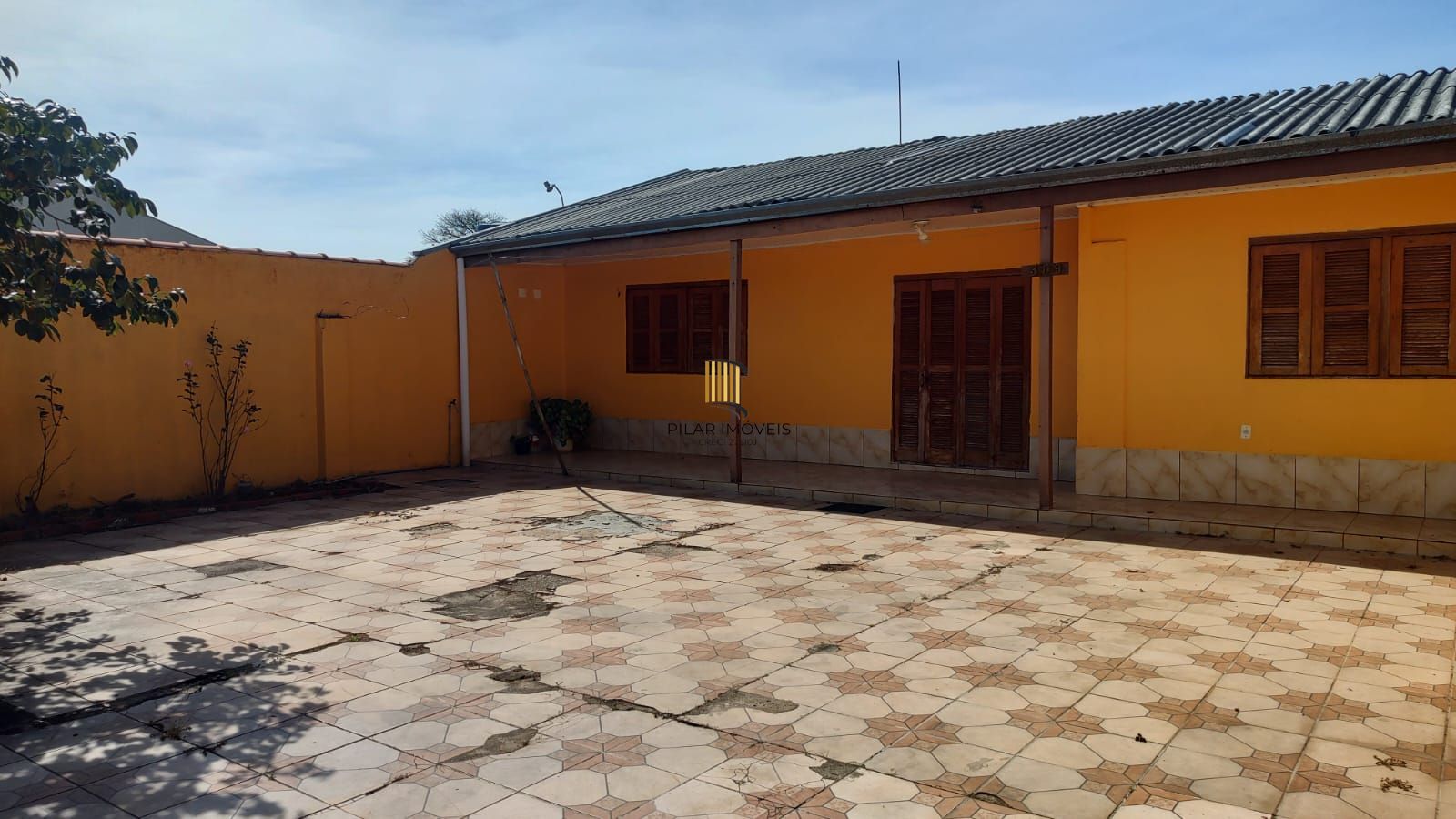 Vende casa com 84m² ,  2 dormitórios, terreno com 300m²