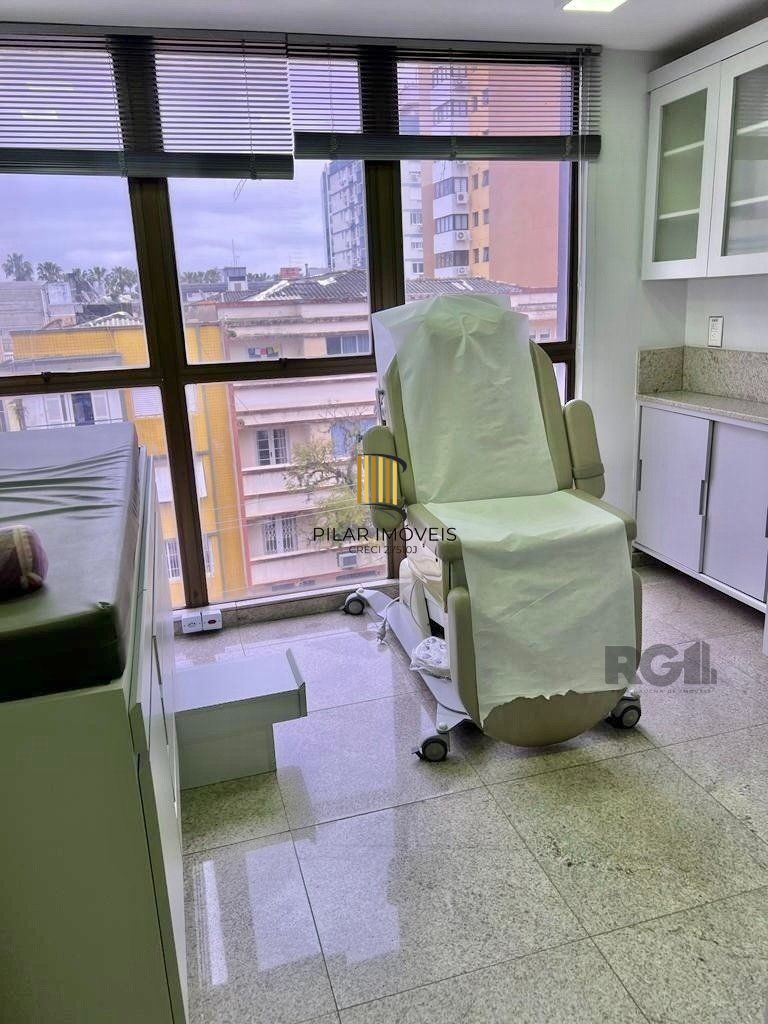 Conjunto comercial para comprar  totalmente mobiliado e desocupado, localizado na prestigiada Rua Felipe Camarão, em frente à Redenção.