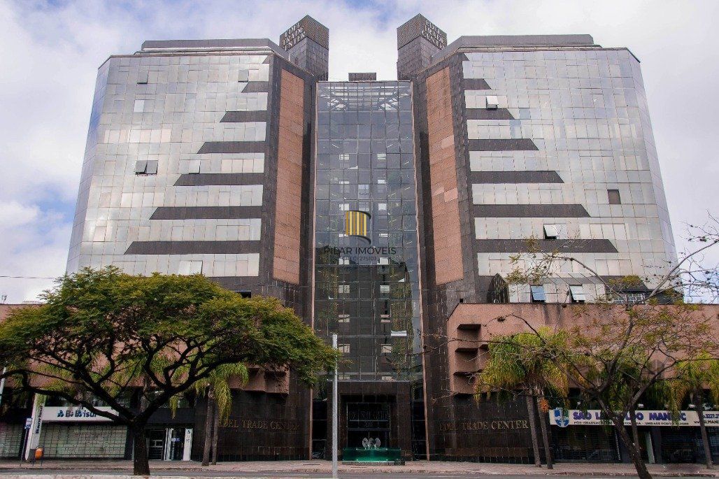 Conjunto comercial desocupado no Edel Trade Center