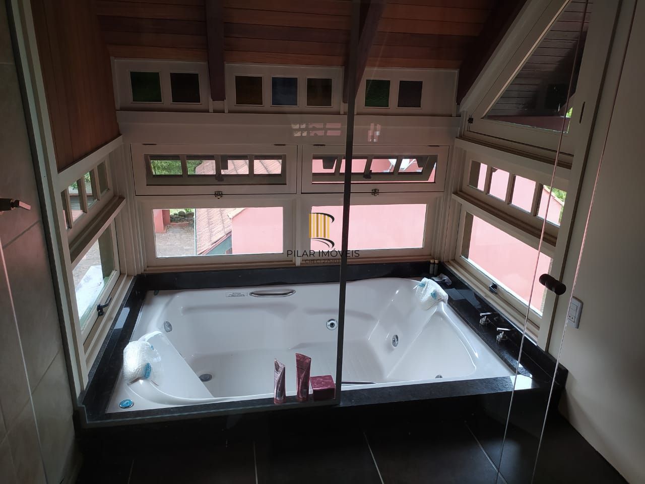 Área para comprar com casas Enxaimel em Nova Petrópolis.