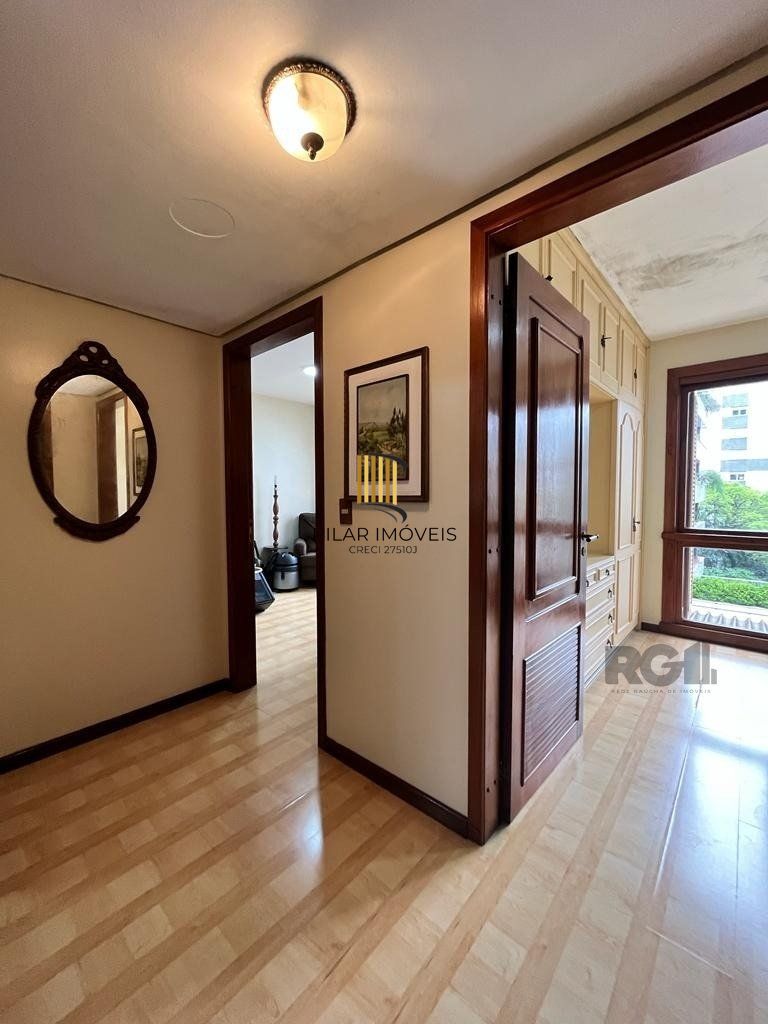 Cobertura para Comprar  com três dormitórios e uma suíte, duas vagas no bairro Petrópolis.