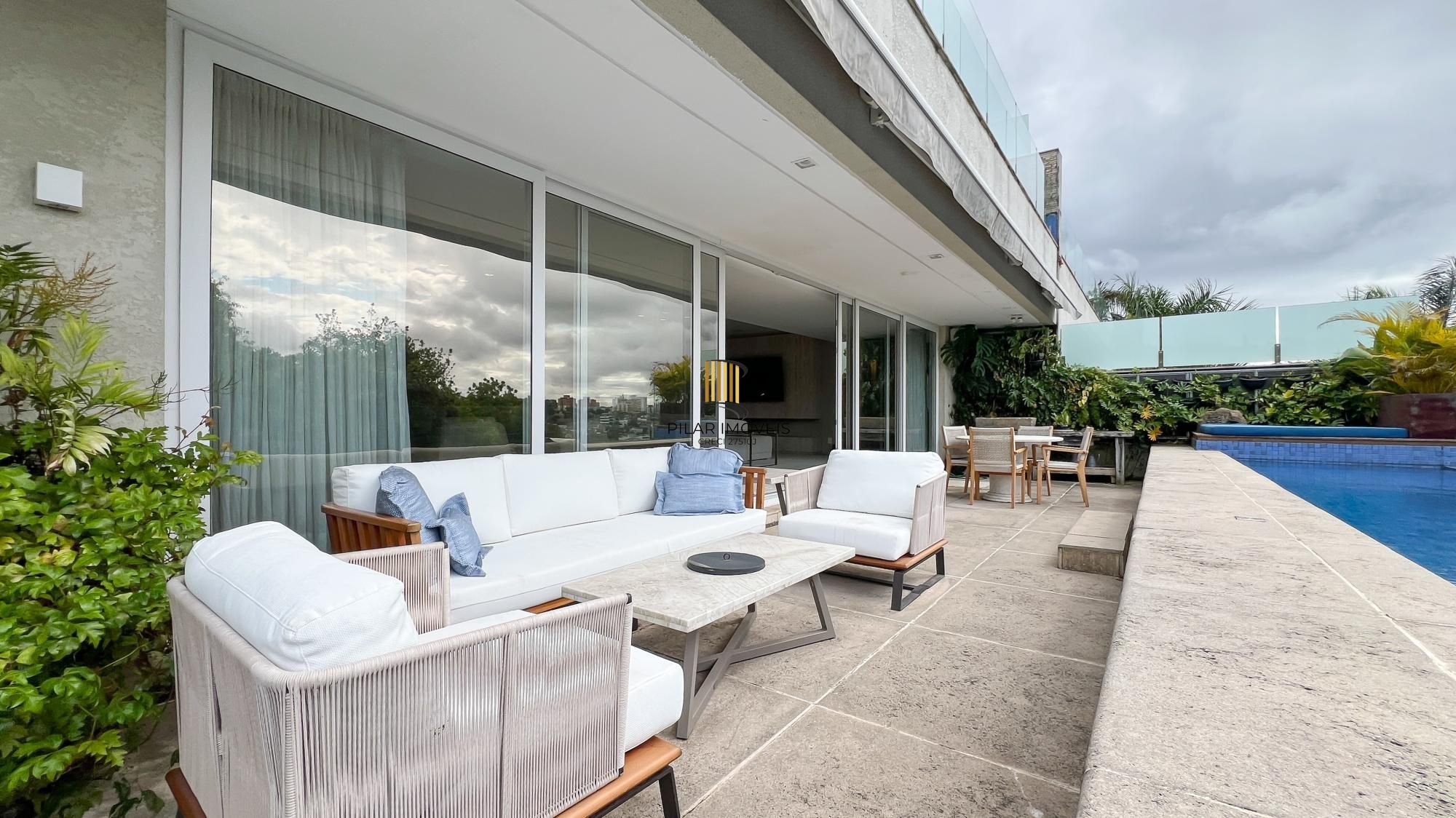 Mansão Suspensa Mobiliada no Las Piedras com piscina e vista para a mata nativa