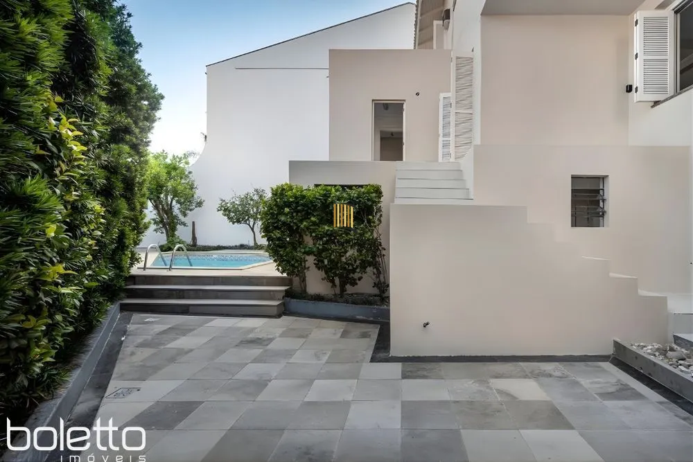 Casa Reformada com Piscina, 370m², 2 Suítes com Closet no Três Figueiras – POA
