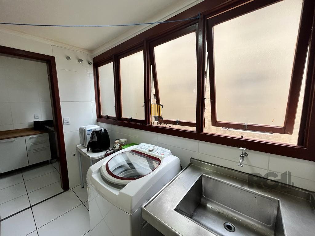 Cobertura para Comprar  com três dormitórios e uma suíte, duas vagas no bairro Petrópolis.