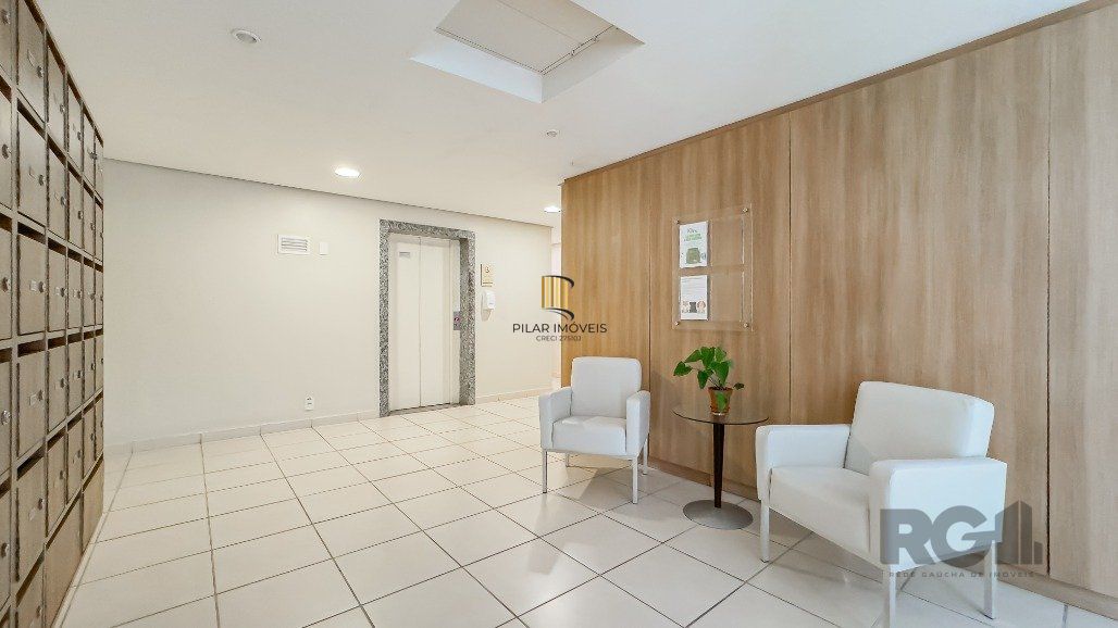 Apartamento a venda no bairro Passo da Areia com dois dormitórios.