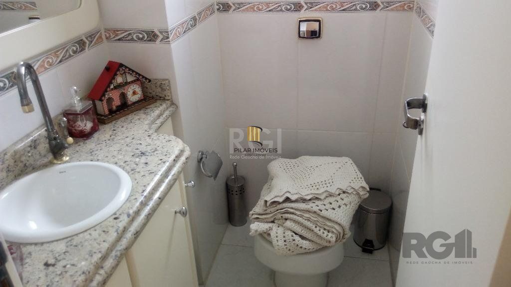 Vende prédio com 3 apartamentos, 9 dormitórios, 3 suíte, 3 salas amplas com churrasqueira, box 6 vaga coberta, 479 m² por R$ 1.200,000,00- São João - Porto Alegre/RS