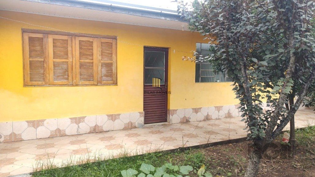 Vende casa com 84m² ,  2 dormitórios, terreno com 300m²