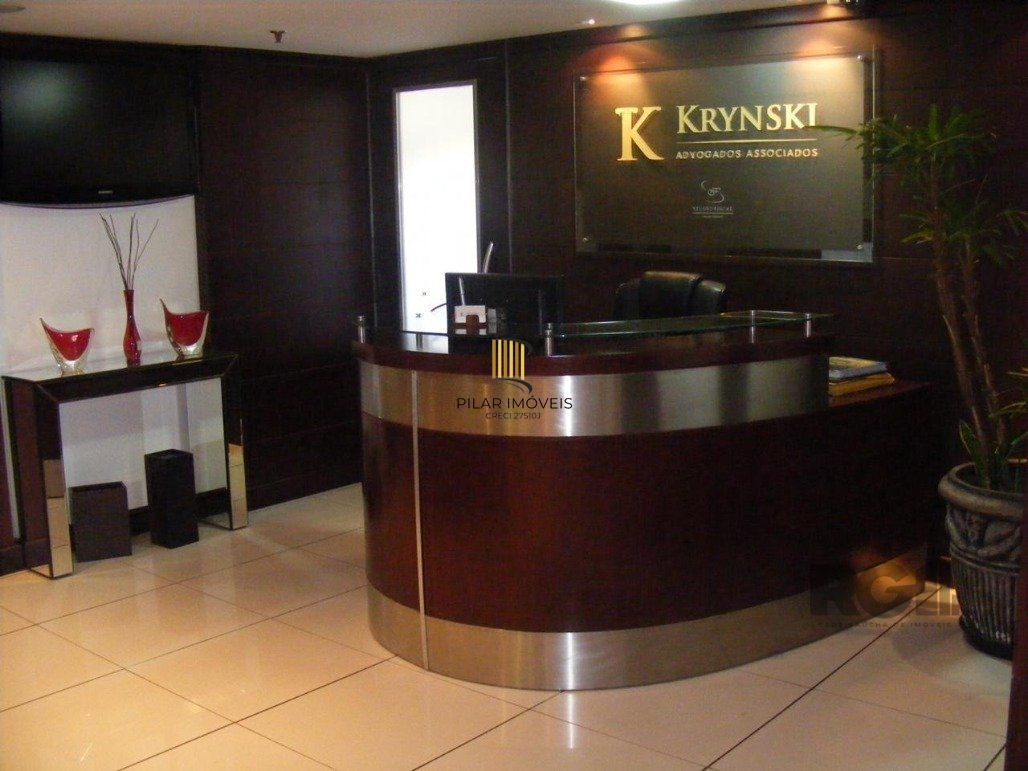 Conjunto comercial desocupado no Edel Trade Center
