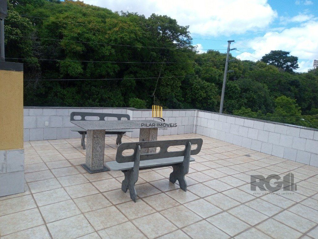 Vende prédio com 3 apartamentos, 9 dormitórios, 3 suíte, 3 salas amplas com churrasqueira, box 6 vaga coberta, 479 m² por R$ 1.200,000,00- São João - Porto Alegre/RS