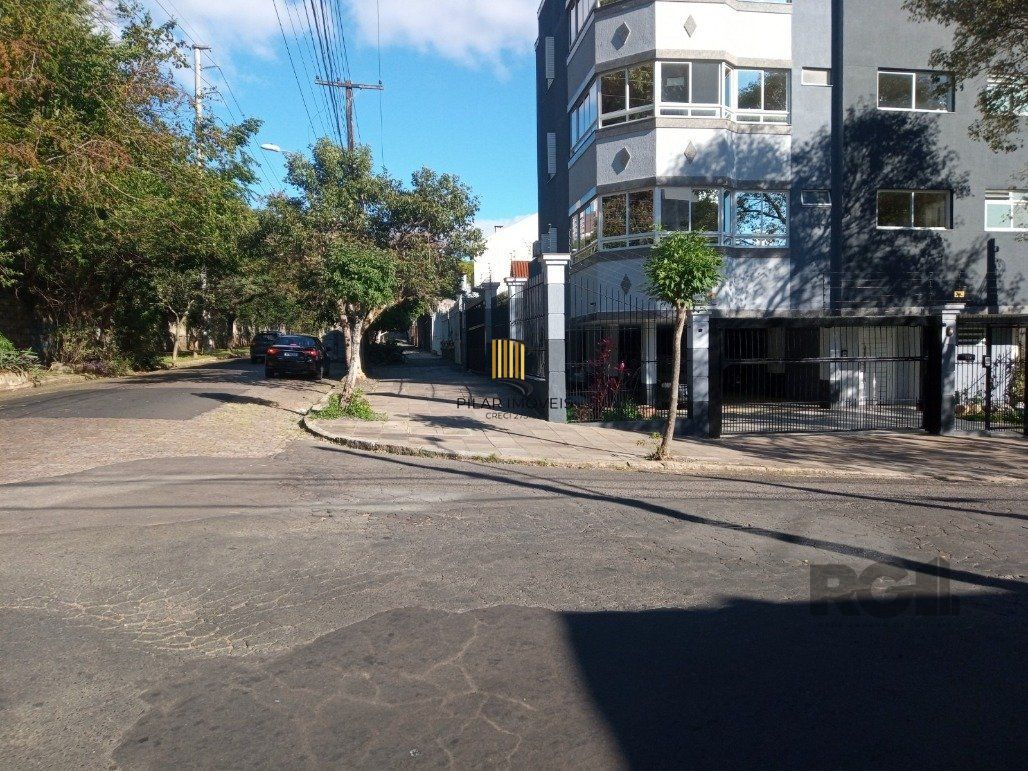 Vende prédio com 3 apartamentos, 9 dormitórios, 3 suíte, 3 salas amplas com churrasqueira, box 6 vaga coberta, 479 m² por R$ 1.200,000,00- São João - Porto Alegre/RS