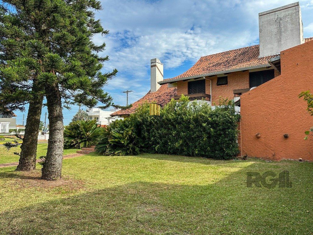 Icônica Casa para comprar  a poucos metros do mar em Atlântida