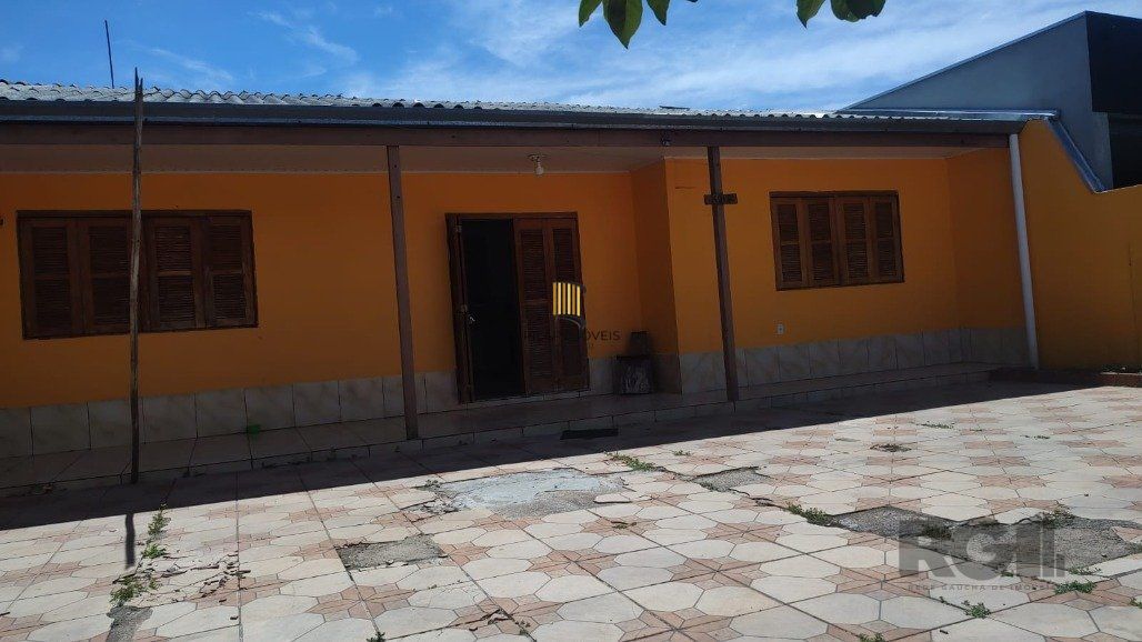 Vende casa com 84m² ,  2 dormitórios, terreno com 300m²