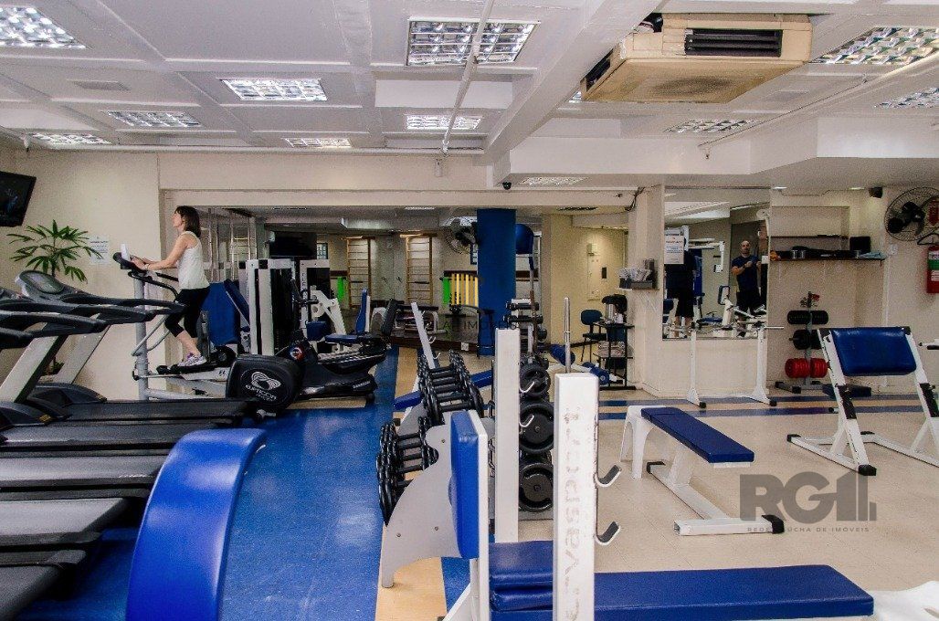 Conjunto comercial desocupado no Edel Trade Center