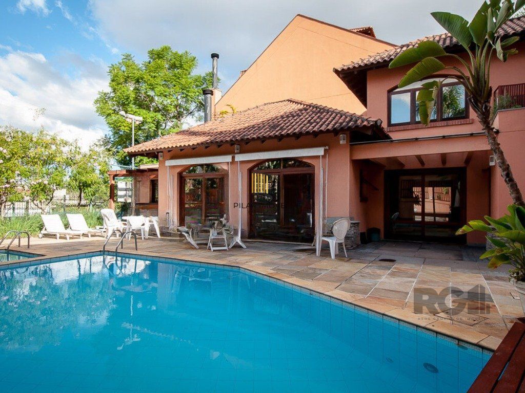 Casa em condomínio à venda no Bairro Três Figueiras.