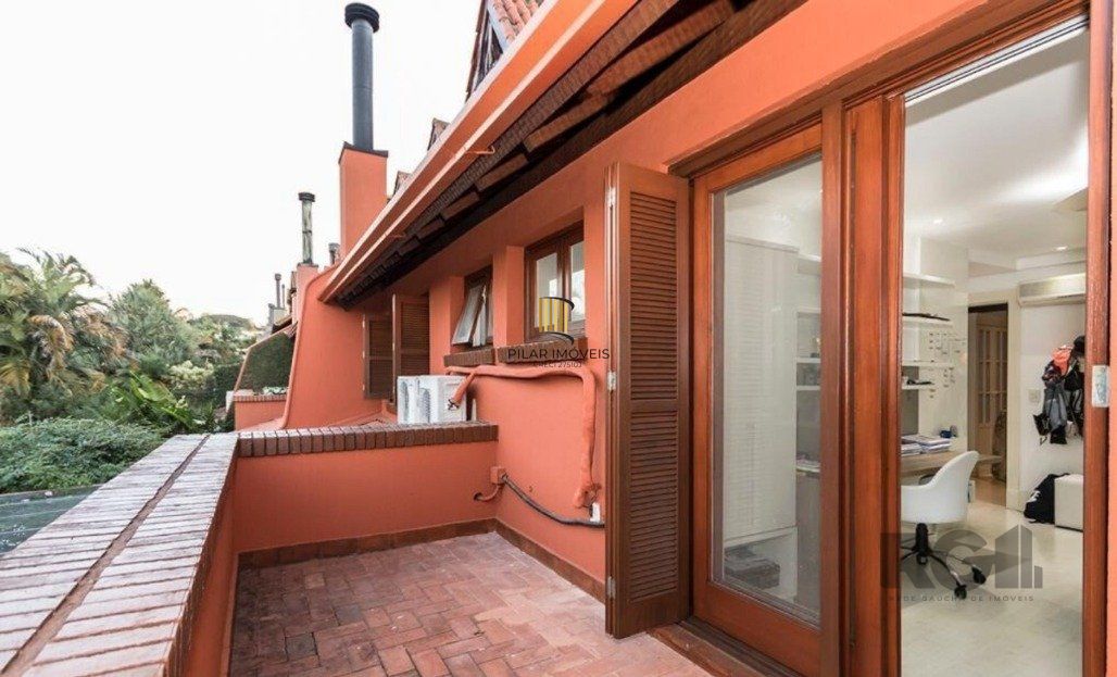 Casa em condomínio à venda no Bairro Três Figueiras.