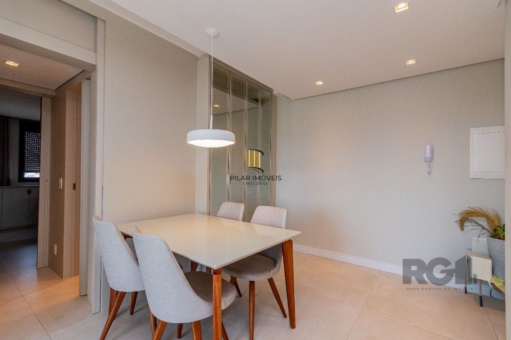 Apartamento á venda, 2 dormitórios, 2 vagas, no bairro Rio Branco, próximo à Redenção.