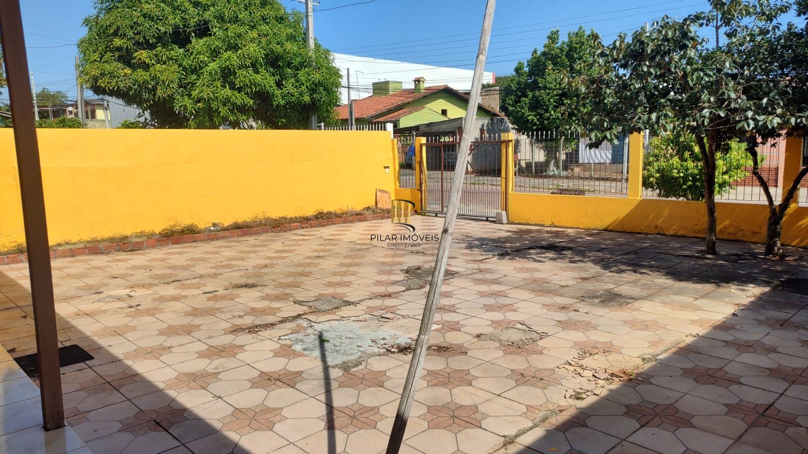 Vende casa com 84m² ,  2 dormitórios, terreno com 300m²