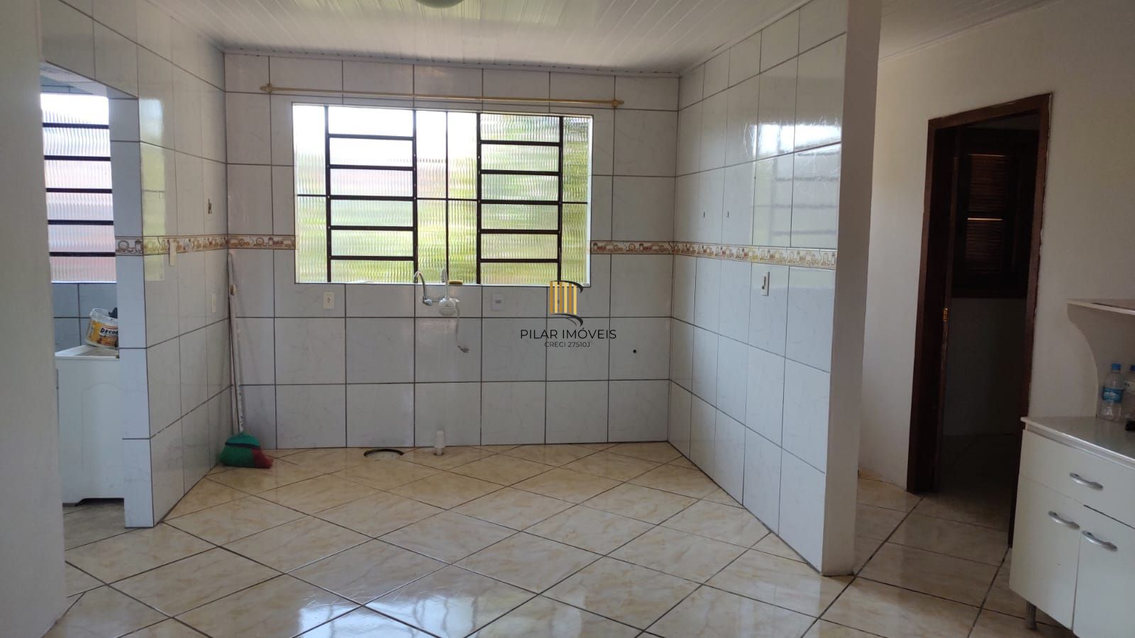 Vende casa com 84m² ,  2 dormitórios, terreno com 300m²
