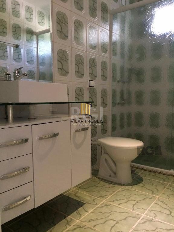 Vende prédio com 3 apartamentos, 9 dormitórios, 3 suíte, 3 salas amplas com churrasqueira, box 6 vaga coberta, 479 m² por R$ 1.200,000,00- São João - Porto Alegre/RS