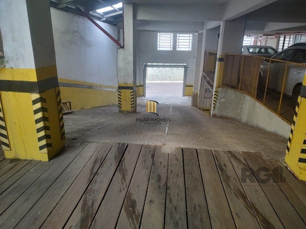 Vende pavilão, garagem de estacionamento para 100 carros, 2.400m² com salas para escritórios e depósito no centro de Porto Alegre
