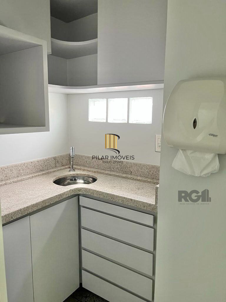 Conjunto comercial para comprar  totalmente mobiliado e desocupado, localizado na prestigiada Rua Felipe Camarão, em frente à Redenção.